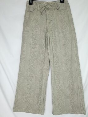 AMERICAN EAGLE Ultra Wide Leg Snakeskin Print Pants Size 00 Short